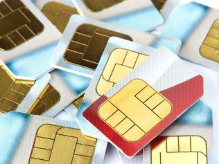 شريحة SIM اختصار لـ "وحدة تعريف المشترك" تثبت في الهواتف للاتصال بالشبكات الخلوية لتوفير رقم مميز للمشترك، فيديو العربية نت يشرح تطورت هذه الشرائح من الميني سيم إلى المايكرو ثم النانو.. ويتحدث عن ميزات الـ eSIM شريحة SIM اختصار لـ "وحدة تعريف المشترك" تثبت في الهواتف للاتصال بالشبكات الخلوية لتوفير رقم مميز للمشترك، فيديو العربية نت يشرح تطورت هذه الشرائح من الميني سيم إلى المايكرو ثم النانو.. ويتحدث عن ميزات الـ eSIM