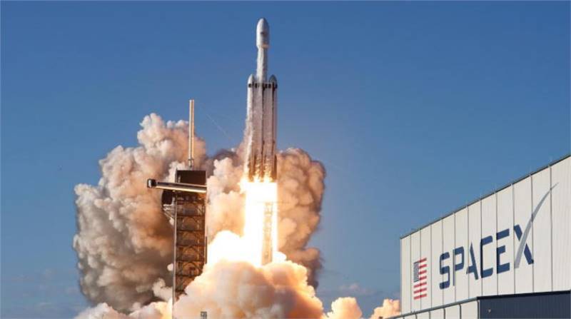  «سبيس إكس» تطلق أقوى صاروخ في العالم 