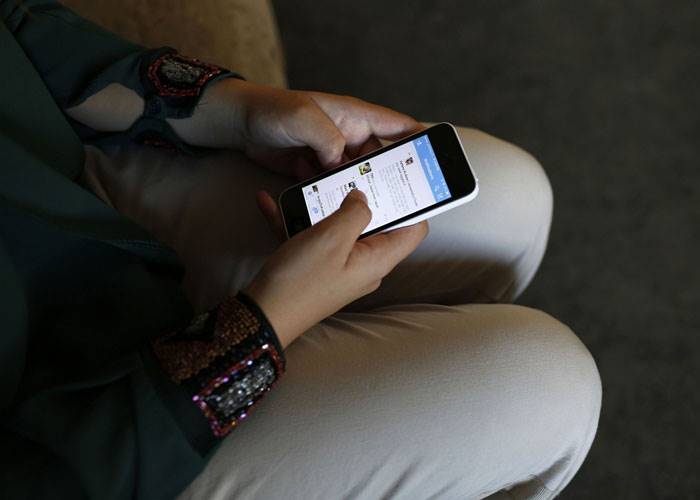 وسائل التواصل الاجتماعي تزيد معدلات إيذاء النفس بين المراهقات